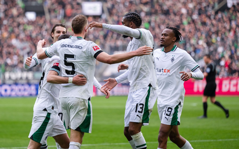 Die Gladbacher Spieler feiern den klaren Heimsieg gegen den VfL Bochum. - Foto: Marius Becker/dpa