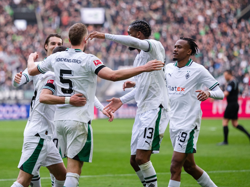 Die Gladbacher Spieler feiern den klaren Heimsieg gegen den VfL Bochum. - Foto: Marius Becker/dpa