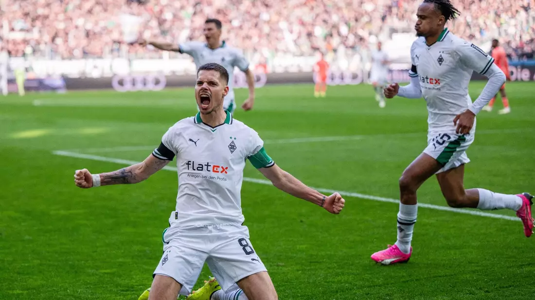 Gladbachs Julian Weigl jubelt nach seinem Treffer gegen den VfL Bochum. - Bild: Marius Becker/dpa