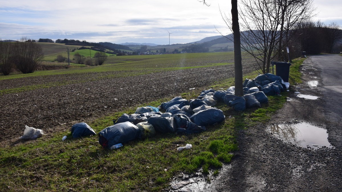 POL-HI: Illegale Müllentsorgung an der B3 zwischen Alfeld und Delligsen - Zeugenaufruf - Foto: presseportal.de