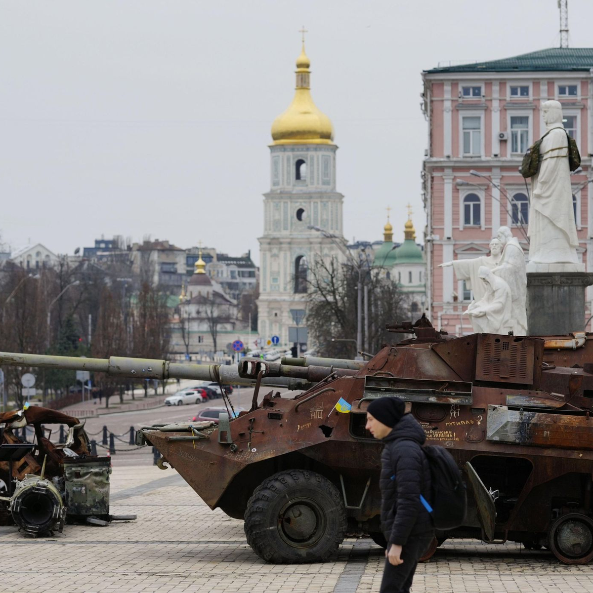 Erbeuteteürussische Kriegsgeräte auf einem Platz in der ukrainischen Hauptstadt Kiew. - Foto: ---/kyodo/dpa