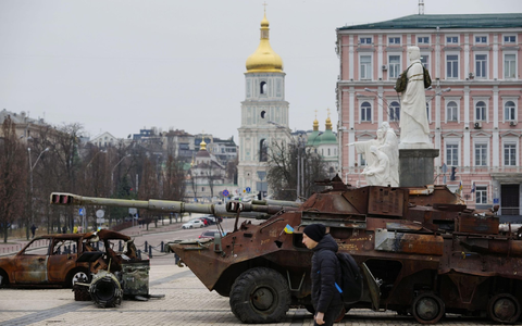 Erbeuteteürussische Kriegsgeräte auf einem Platz in der ukrainischen Hauptstadt Kiew. - Foto: ---/kyodo/dpa