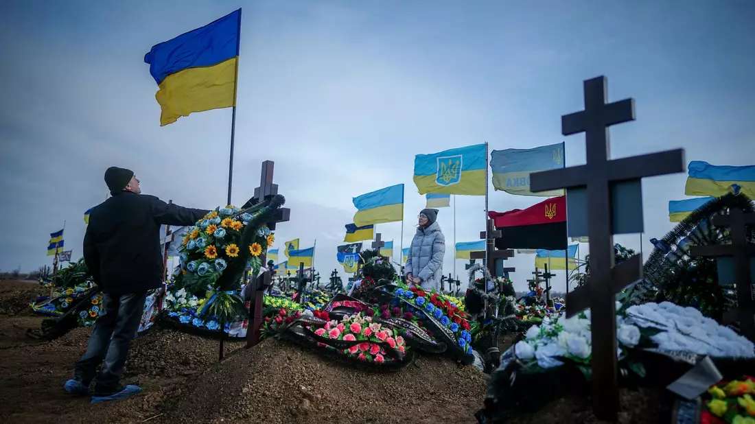 Friedhof in der Hafenstadt Odessa. Heute jährt sich der Beginn des russischen Angriffskriegs auf die Ukraine zum zweiten Mal. - Bild: Kay Nietfeld/dpa