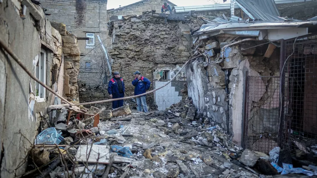 Helfer beseitigen nach einem nächtlichen Drohnenangriff auf Odessa Trümmer. - Bild: Kay Nietfeld/dpa