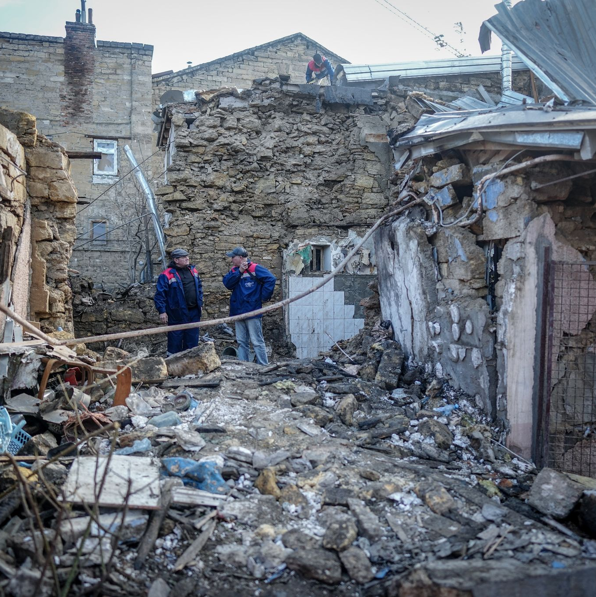 Helfer beseitigen nach einem nächtlichen Drohnenangriff auf Odessa Trümmer. - Foto: Kay Nietfeld/dpa