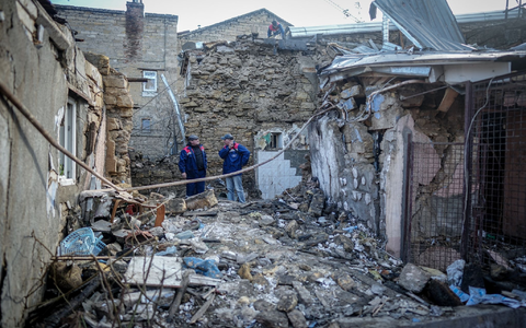 Helfer beseitigen nach einem nächtlichen Drohnenangriff auf Odessa Trümmer. - Foto: Kay Nietfeld/dpa