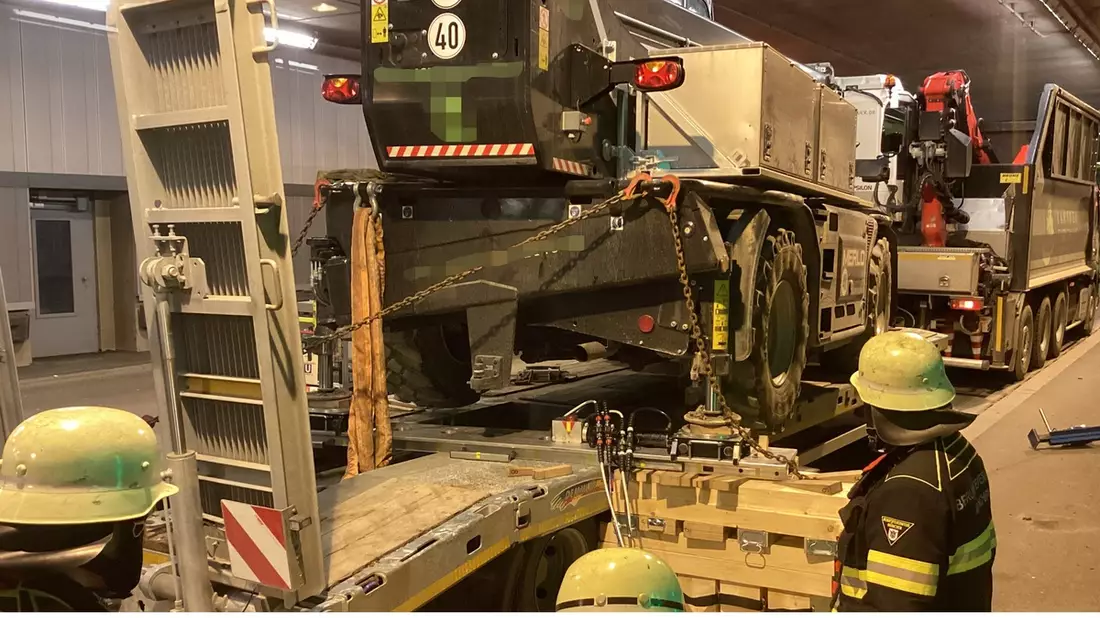 FW-M: Harvester auf Tieflader verrutscht im Tunnel (Mittersendling) - Bild: presseportal.de