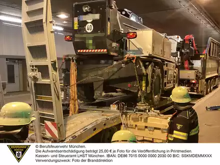 FW-M: Harvester auf Tieflader verrutscht im Tunnel (Mittersendling) - Foto: presseportal.de