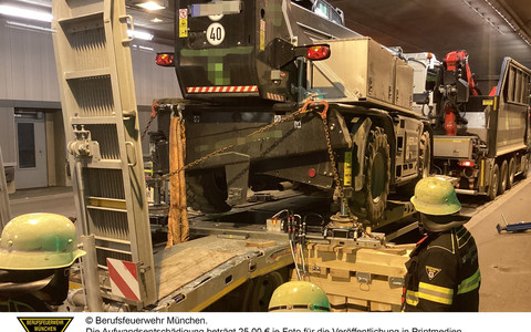 FW-M: Harvester auf Tieflader verrutscht im Tunnel (Mittersendling) - Foto: presseportal.de