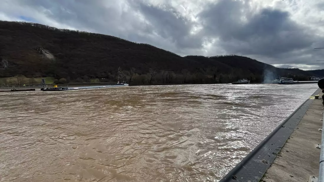 PP-ELT: NACHTRAG zur Pressenotiz vom 23.02.2024: Schubleichter reißt bei Ausfahrt aus der Schleuse Lehmen ab - Bild: presseportal.de
