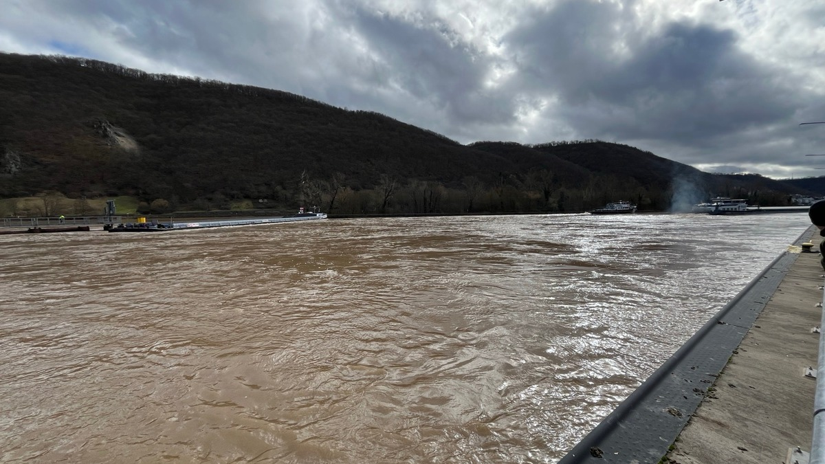 PP-ELT: NACHTRAG zur Pressenotiz vom 23.02.2024: Schubleichter reißt bei Ausfahrt aus der Schleuse Lehmen ab - Foto: presseportal.de