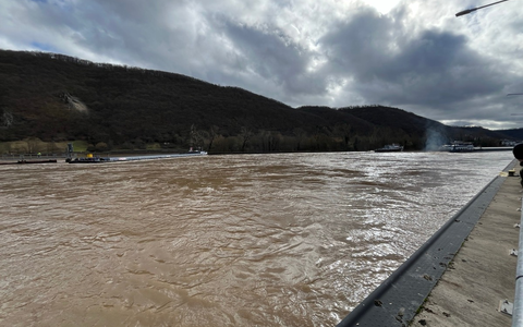 PP-ELT: NACHTRAG zur Pressenotiz vom 23.02.2024: Schubleichter reißt bei Ausfahrt aus der Schleuse Lehmen ab - Foto: presseportal.de