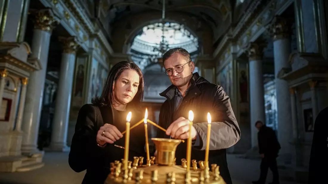 Außenministerin Annalena Baerbock und ihr ukrainischer Amtskollege Dmytro Kuleba beim Besuch der Verklärungskathedrale in der Hafenstadt Odessa. - Bild: Kay Nietfeld/dpa