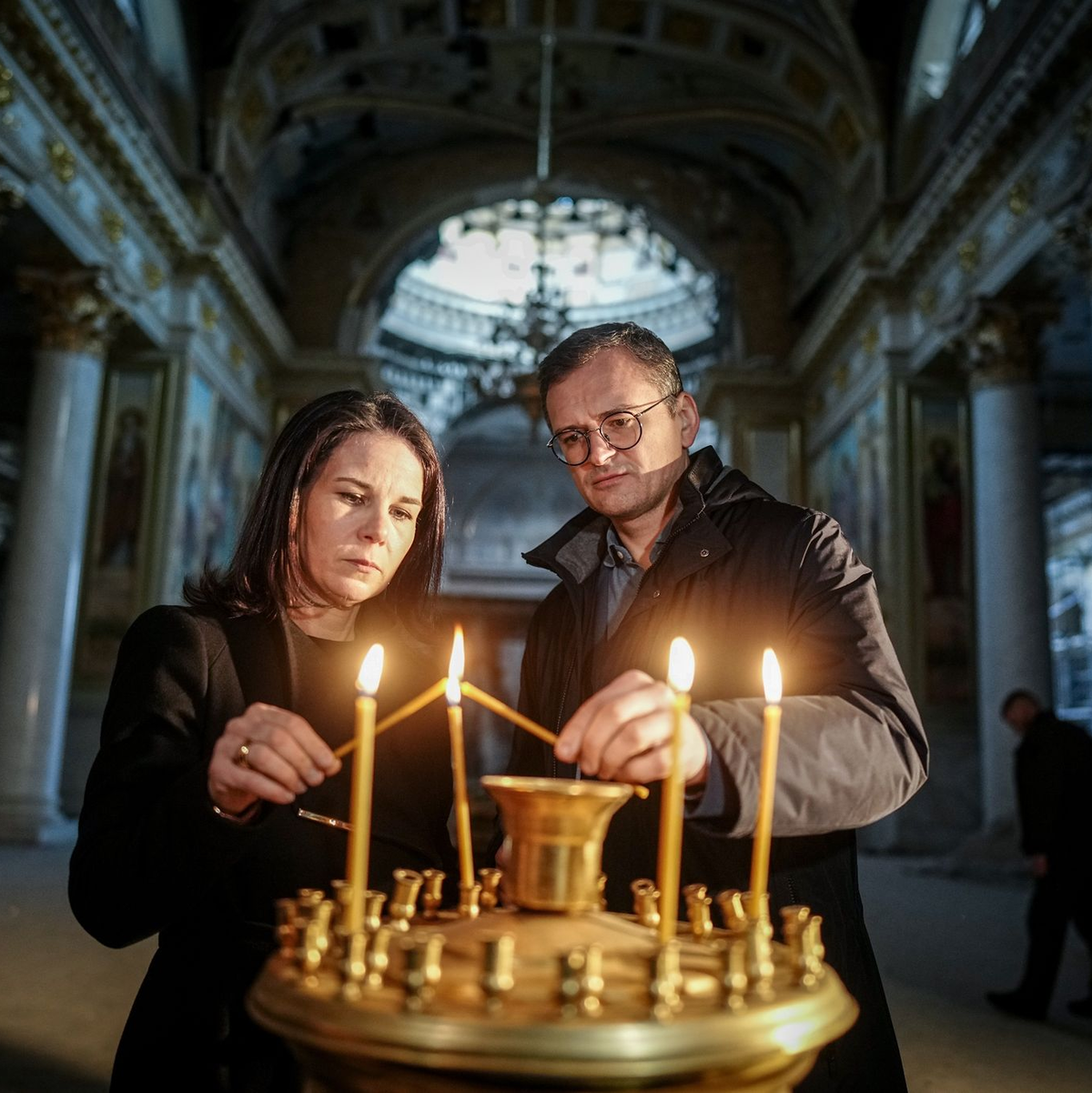 Außenministerin Annalena Baerbock und ihr ukrainischer Amtskollege Dmytro Kuleba beim Besuch der Verklärungskathedrale in der Hafenstadt Odessa. - Foto: Kay Nietfeld/dpa