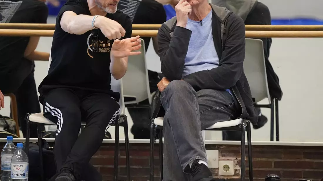 Intendant John Neumeier (r) und Lloyd Riggins, stellvertretender Ballettdirektor, bei einer Probe zu Odyssee im Ballettzentrum Hamburg. - Bild: Marcus Brandt/dpa