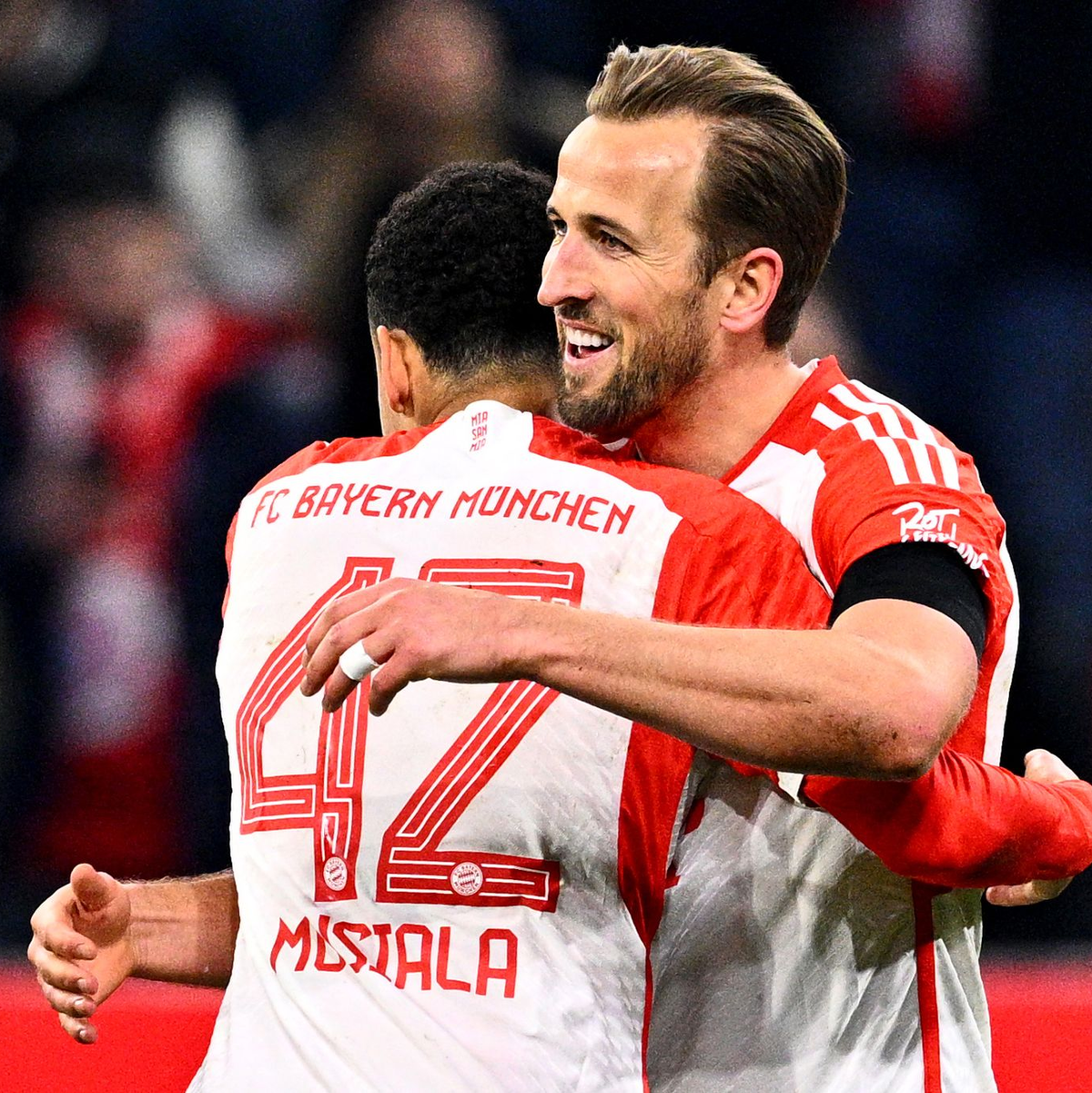 Der starke Jamal Musiala (r) macht den Anfang - nach 29 Sekunden. - Foto: Tom Weller/dpa