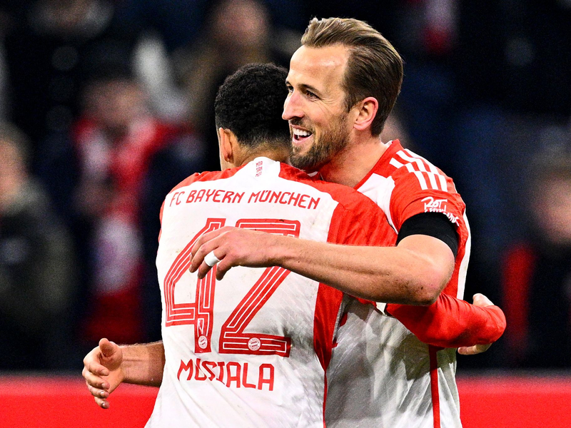 Nur kurz wurde gejubelt, danach gab es eine Gedenkminute nach dem Anschlag in Magdeburg. - Foto: Tom Weller/dpa