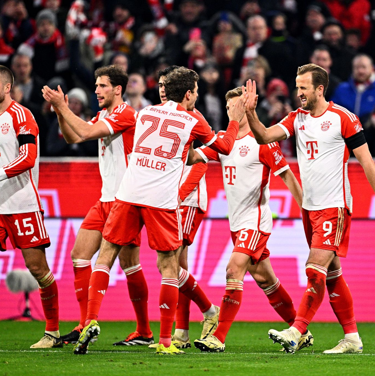 Harry Kane (r) war einmal wieder der Matchwinner für den FC Bayern. - Foto: Tom Weller/dpa