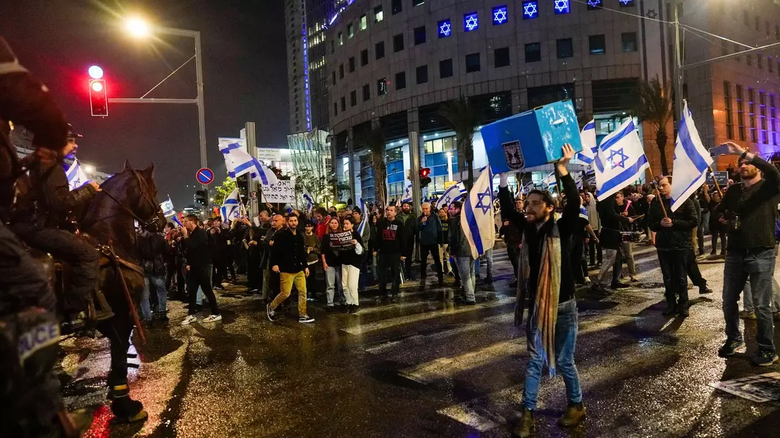 Mit Pferden gehen Polizisten gegen die Regierungsgegner in Tel Aviv vor. - Bild: Ohad Zwigenberg/AP/dpa