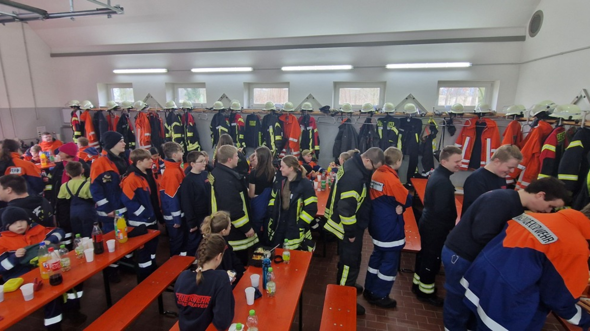 FFW Schiffdorf: Über 90 Jugendliche wandern durch Wehden - Winterwanderung mit vielen Teilnehmern - Foto: presseportal.de