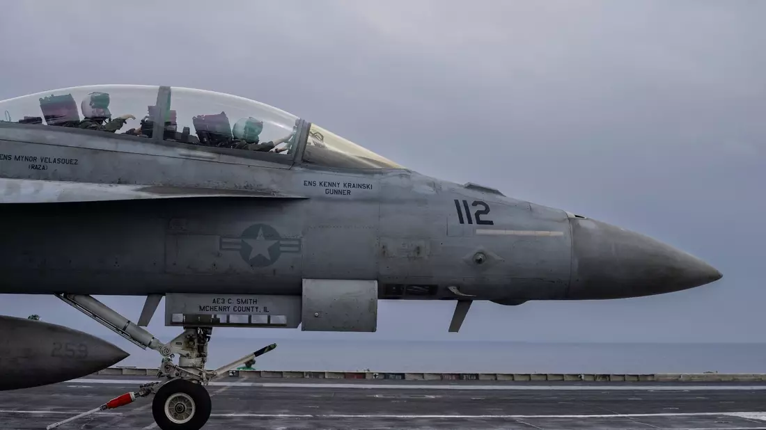 Ein Kampfflugzeug Typ F/A-18F Super Hornet startet vom Flugzeugträger «USS Dwight D. Eisenhower» (CVN-69). - Bild: Bernat Armangue/AP/dpa