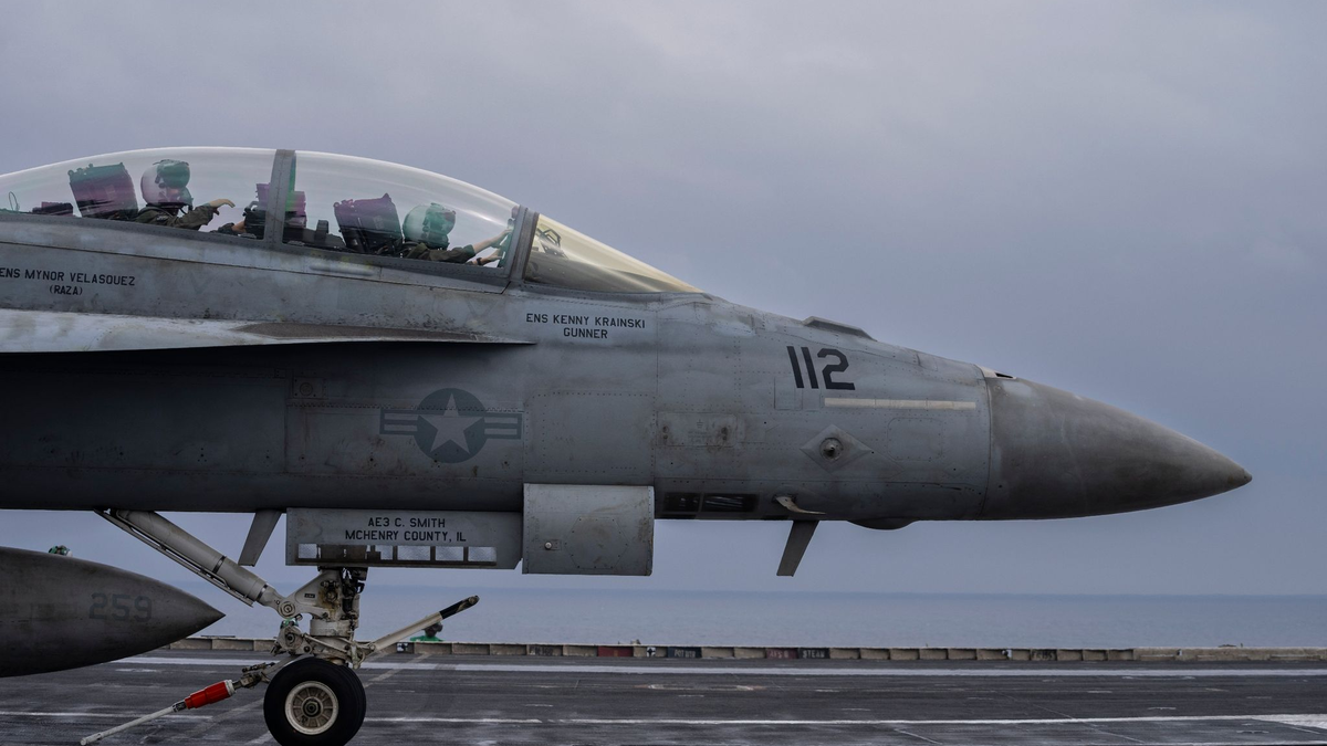 Ein Kampfflugzeug Typ F/A-18F Super Hornet startet vom Flugzeugträger «USS Dwight D. Eisenhower» (CVN-69). - Foto: Bernat Armangue/AP/dpa