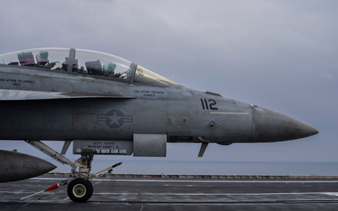 Ein Kampfflugzeug Typ F/A-18F Super Hornet startet vom Flugzeugträger «USS Dwight D. Eisenhower» (CVN-69). - Foto: Bernat Armangue/AP/dpa