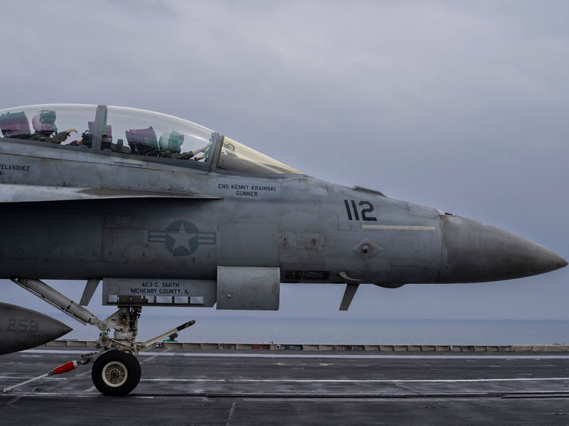 Ein Kampfflugzeug Typ F/A-18F Super Hornet startet vom Flugzeugträger «USS Dwight D. Eisenhower» (CVN-69). - Foto: Bernat Armangue/AP/dpa