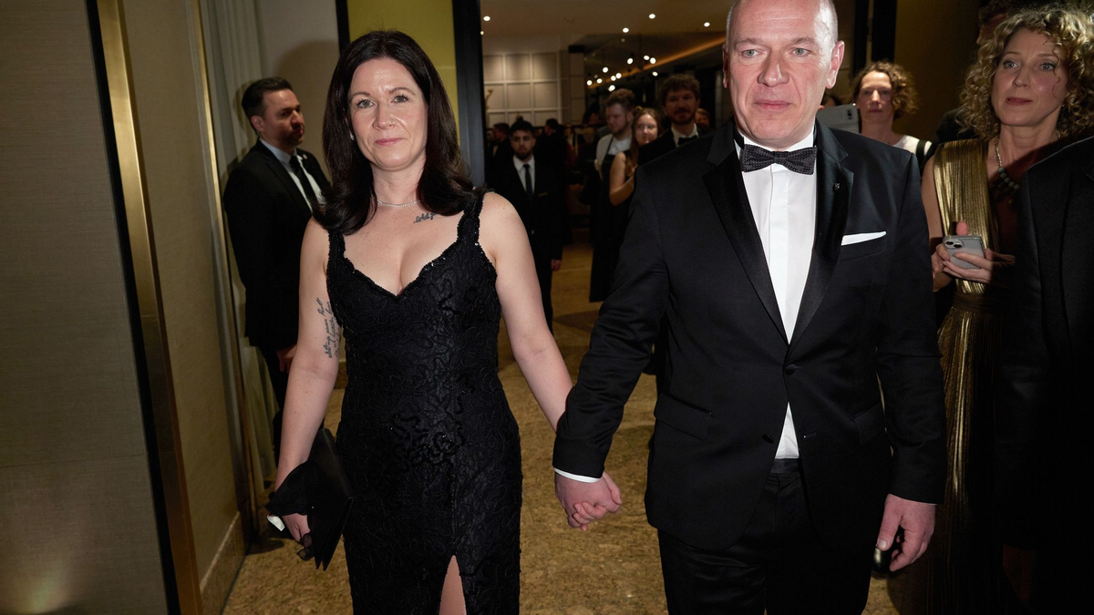 Im Januar hatten Wegner (r) und die Bildungssenatorin über ihren Anwalt mitteilen lassen, sie hätten sich im Herbst 2023 entschieden, eine Beziehung einzugehen. - Foto: Joerg Carstensen/dpa