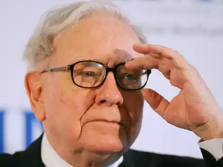 Investoren-Legende Warren Buffett ist einer der vermögendsten Menschen der Welt. - Foto: Arne Dedert/dpa