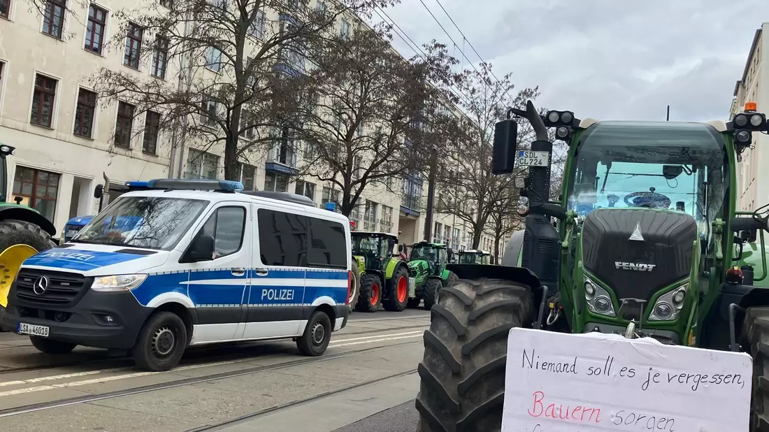 Rund 200 Teilnehmer seien vor Ort gewesen. Sie hätten ihre Maschinen rund um den Veranstaltungsort geparkt und Feuer angezündet. - Bild: Simon Kremer/dpa