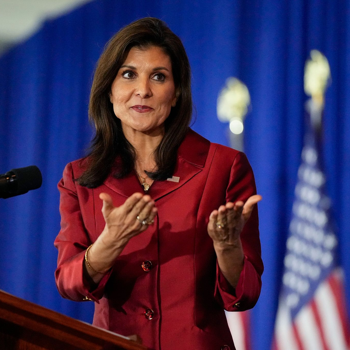 Nach der Abstimmung in South Carolina zeigte sich Haley ernst, aber kämpferisch. - Foto: Chris Carlson/AP/dpa