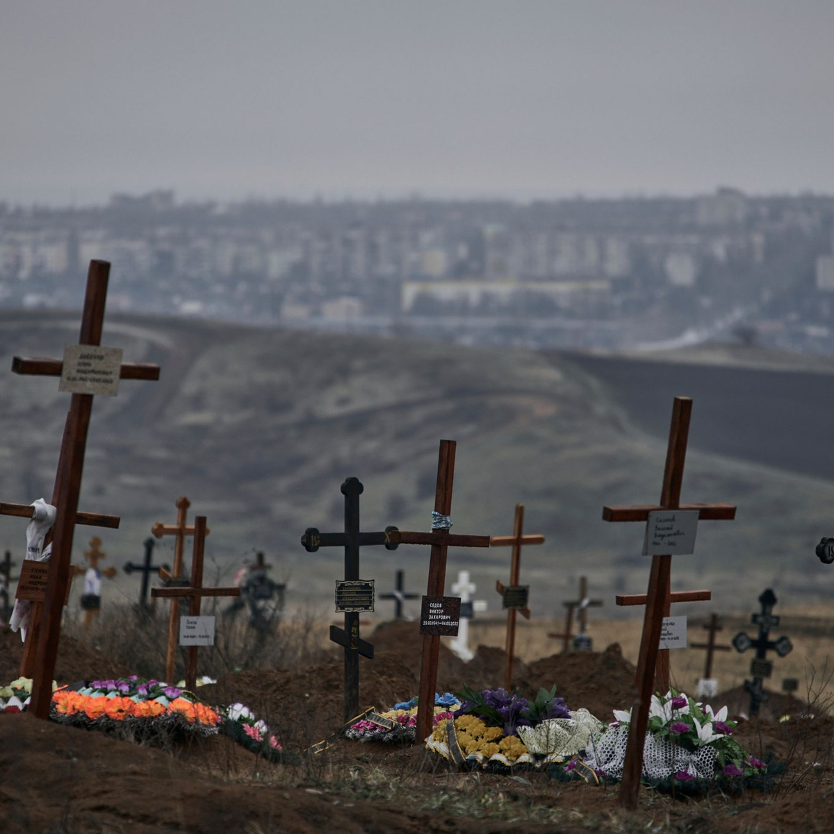 Neue Gräber sind auf einem Friedhof in Bachmut zu sehen. Der Beginn des russischen Angriffskrieges gegen die Ukraine jährte sich nun zum zweiten Mal. - Foto: Libkos/AP/dpa