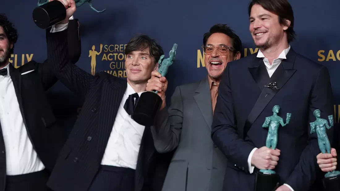 Bei der Gala in Los Angeles räumte das Historiendrama «Oppenheimer» drei Preise ab. Cillian Murphy (l-r), Robert Downey Jr. und Josh Hartnett sind sichtlich erfreut. - Bild: Jordan Strauss/Invision via AP/dpa