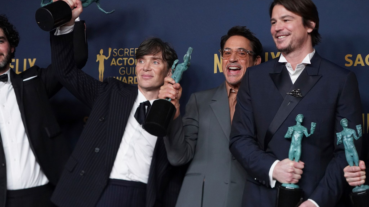 Bei der Gala in Los Angeles räumte das Historiendrama «Oppenheimer» drei Preise ab. Cillian Murphy (l-r), Robert Downey Jr. und Josh Hartnett sind sichtlich erfreut. - Foto: Jordan Strauss/Invision via AP/dpa