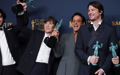 Bei der Gala in Los Angeles räumte das Historiendrama «Oppenheimer» drei Preise ab. Cillian Murphy (l-r), Robert Downey Jr. und Josh Hartnett sind sichtlich erfreut. - Foto: Jordan Strauss/Invision via AP/dpa