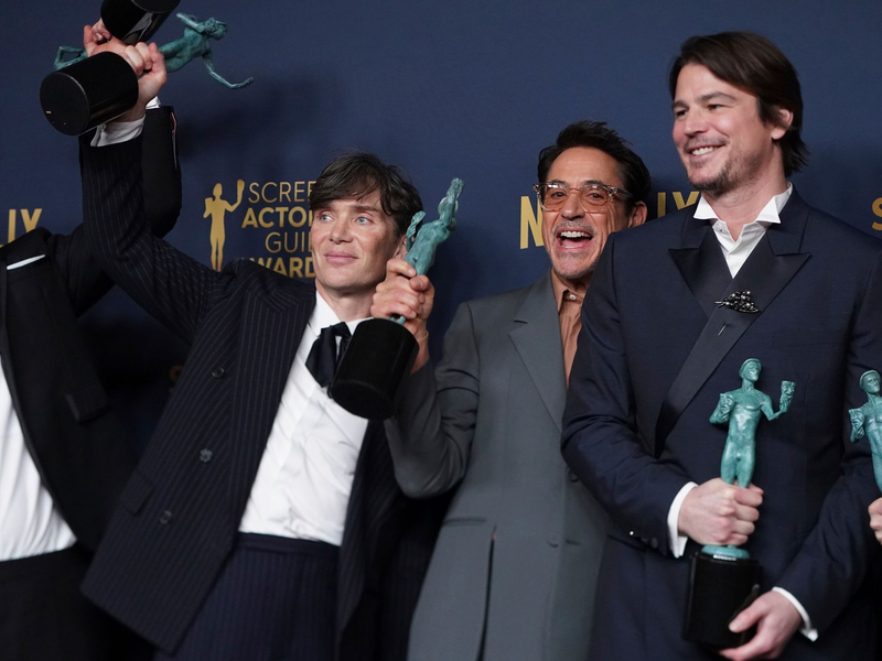 Bei der Gala in Los Angeles räumte das Historiendrama «Oppenheimer» drei Preise ab. Cillian Murphy (l-r), Robert Downey Jr. und Josh Hartnett sind sichtlich erfreut. - Foto: Jordan Strauss/Invision via AP/dpa