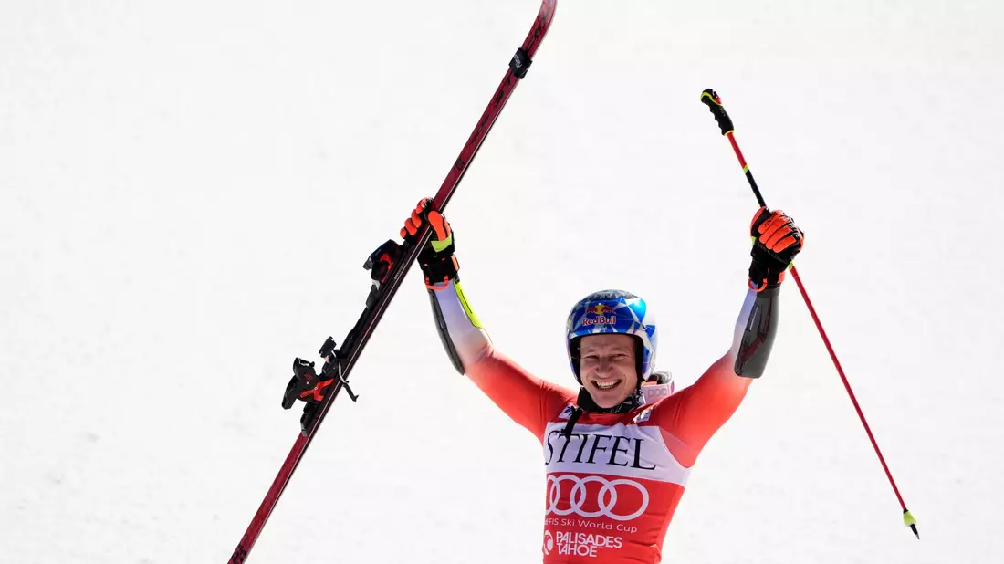 Der Schweizer Marco Odermatt verwies in einem hochklassigen Duell den Norweger Henrik Kristoffersen auf Platz zwei. - Bild: Robert F. Bukaty/AP/dpa