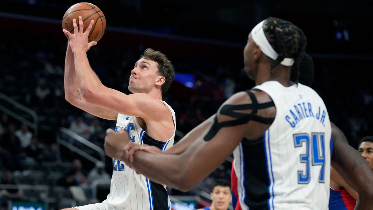 Magic-Flügelspieler Franz Wagner (l) steigt zum Korbleger hoch. - Foto: Carlos Osorio/AP/dpa