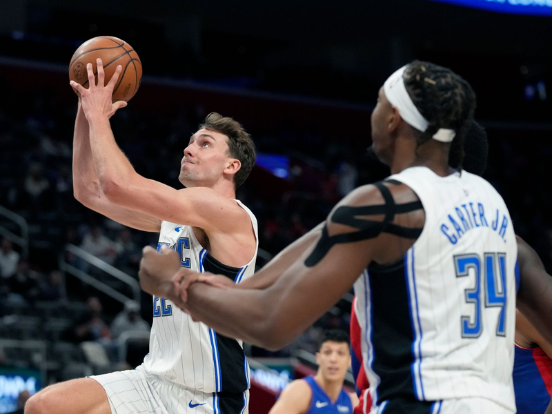 Magic-Flügelspieler Franz Wagner (l) steigt zum Korbleger hoch. - Foto: Carlos Osorio/AP/dpa