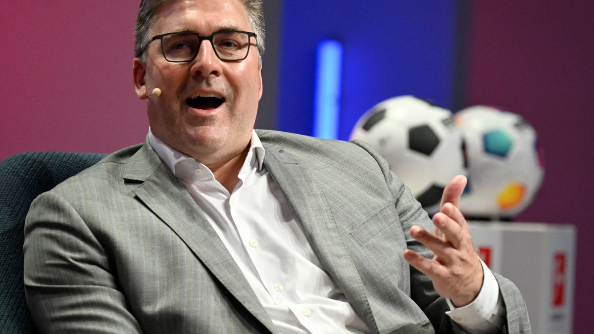 Eintracht-Vorstandssprecher Axel Hellmann äußerte sich nach dem Sieg gegen Augsburg. - Foto: Roberto Pfeil/dpa