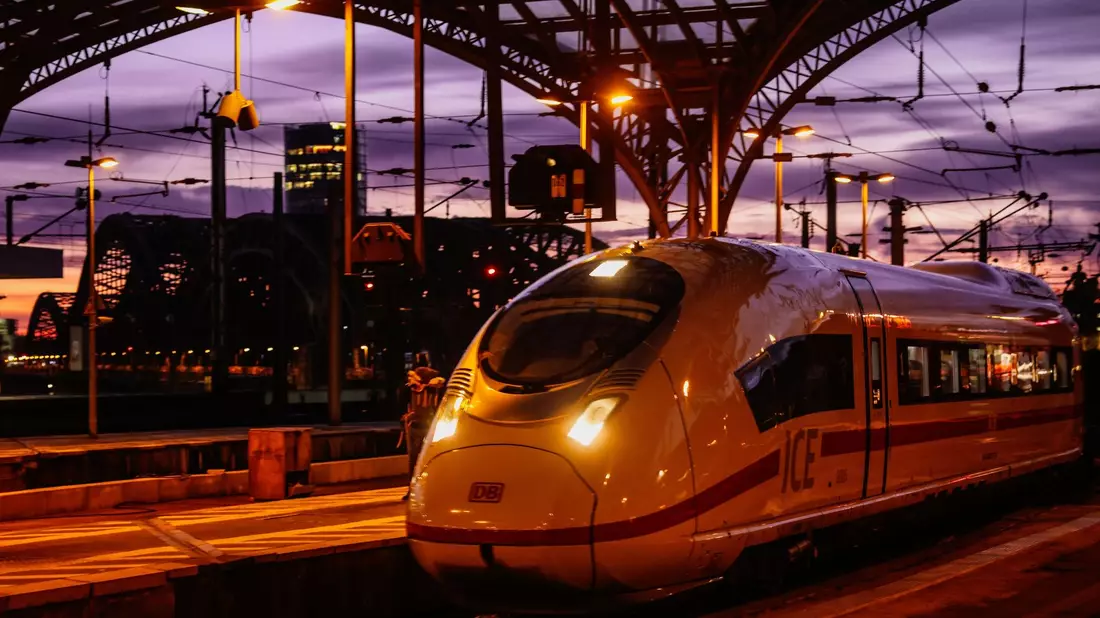 Waren im Oktober kaum pünktlicher unterwegs als zuletzt: die Fernzüge der Deutschen Bahn. (Archivbild) - Bild: Oliver Berg/dpa