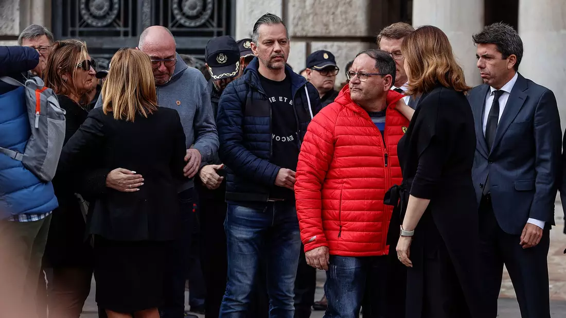 Ein Held mit roter Winterjacke: Hausmeister Julián bemerkte das Feuer in einem Wohnhaus in Valencia frühzeitig und warnte die Bewohner und Bewohnerinnen. - Bild: Rober Solsona/EUROPA PRESS/dpa