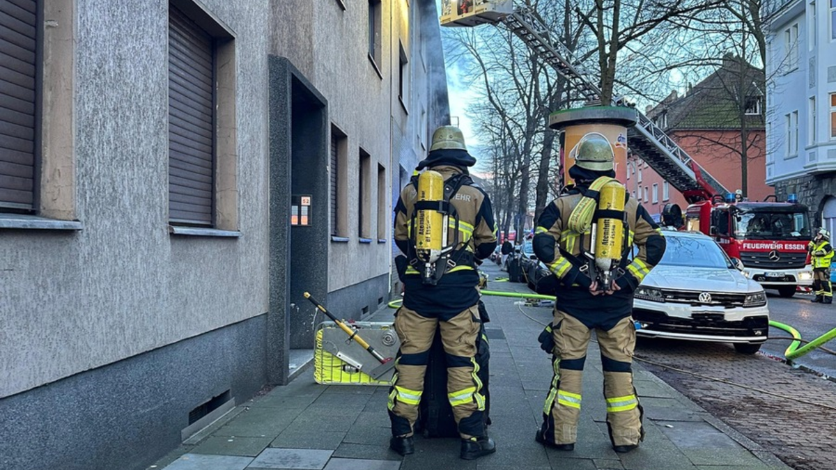 FW-E: Wohnungsbrand mit starker Rauchentwicklung - eine verletzte Person aus Brandwohnung gerettet - Foto: presseportal.de