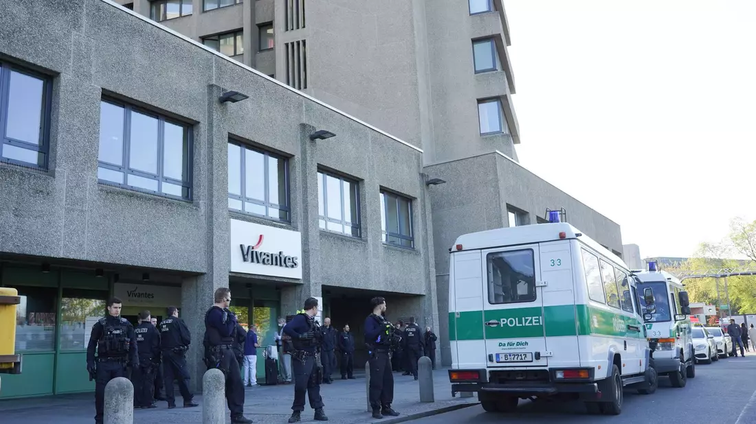 Polizisten bewachen das Urban-Krankenhaus in Berlin. (Symbolbild/Archivbild). - Bild: Jörg Carstensen/dpa
