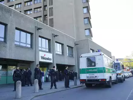 Polizisten bewachen das Urban-Krankenhaus in Berlin. (Symbolbild/Archivbild). - Foto: Jörg Carstensen/dpa