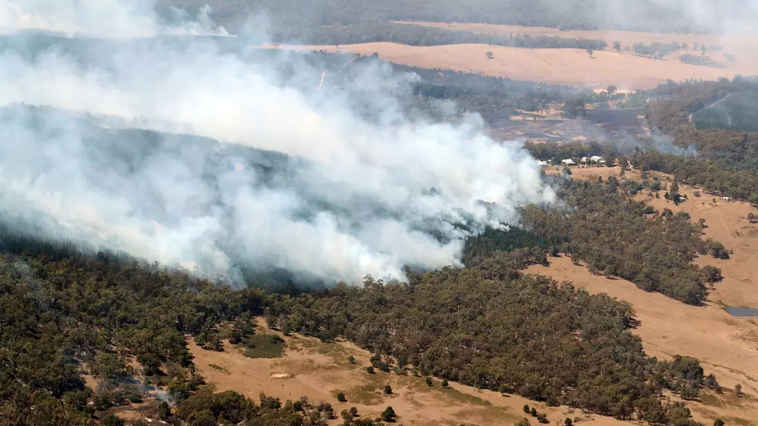 Feuerwehrleute kämpfen weiter gegen ein großes Buschfeuer im Westen des australischen Bundesstaats Victoria. - Bild: David Crosling/NEWS CORP POOL via AAP/dpa