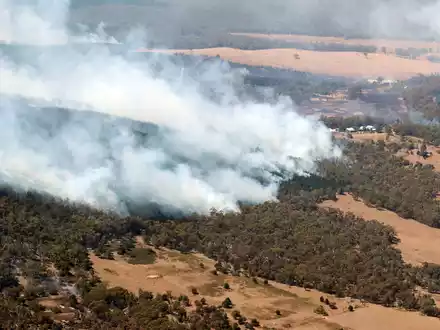 Feuerwehrleute kämpfen weiter gegen ein großes Buschfeuer im Westen des australischen Bundesstaats Victoria. - Foto: David Crosling/NEWS CORP POOL via AAP/dpa