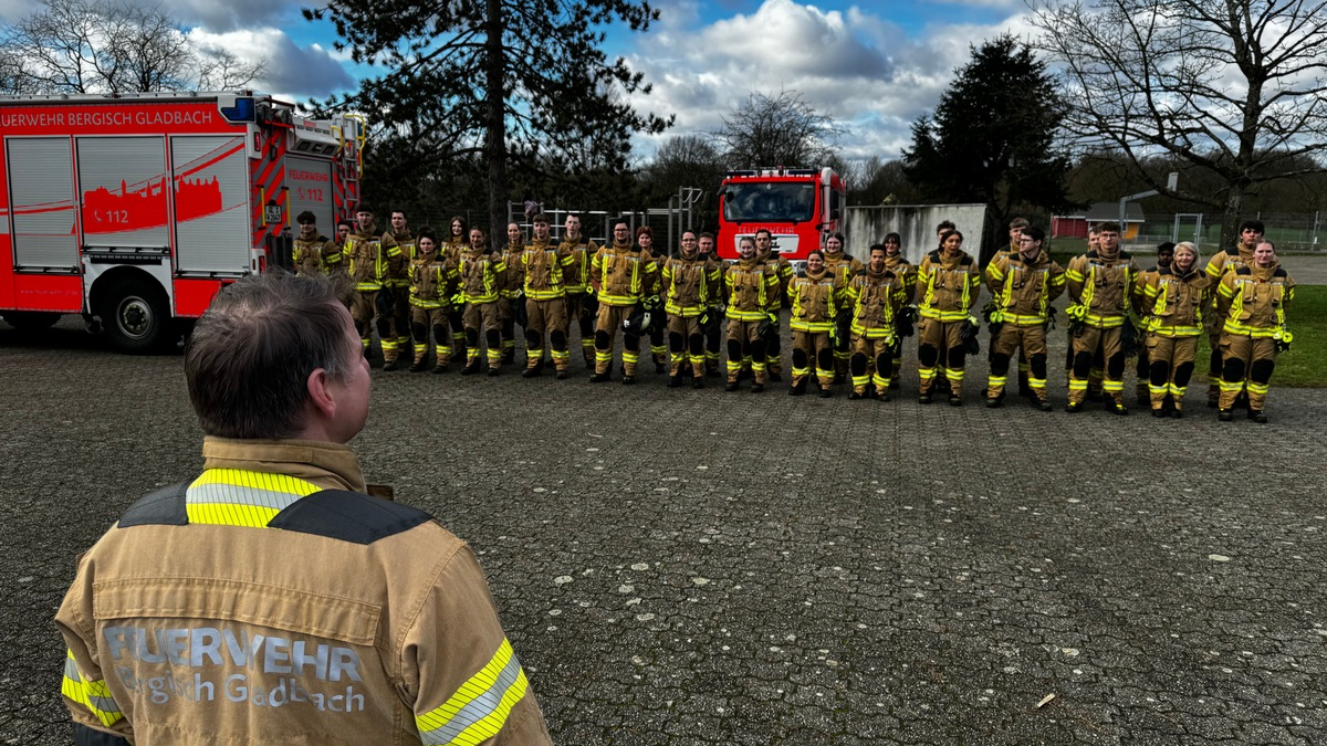 FW-GL: 20 neue Feuerwehrfrauen und -männer für Bergisch Gladbach - Foto: presseportal.de