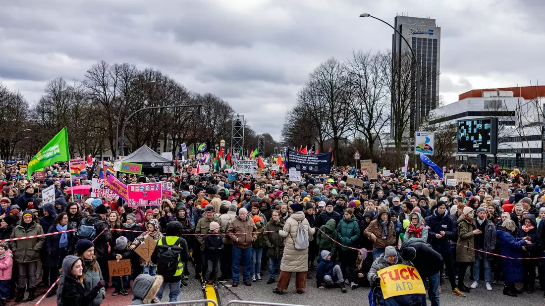 Tausende Menschen haben sich zu einer Demonstrationen gegen rechts in Hamburg versammelt. - Bild: Axel Heimken/dpa